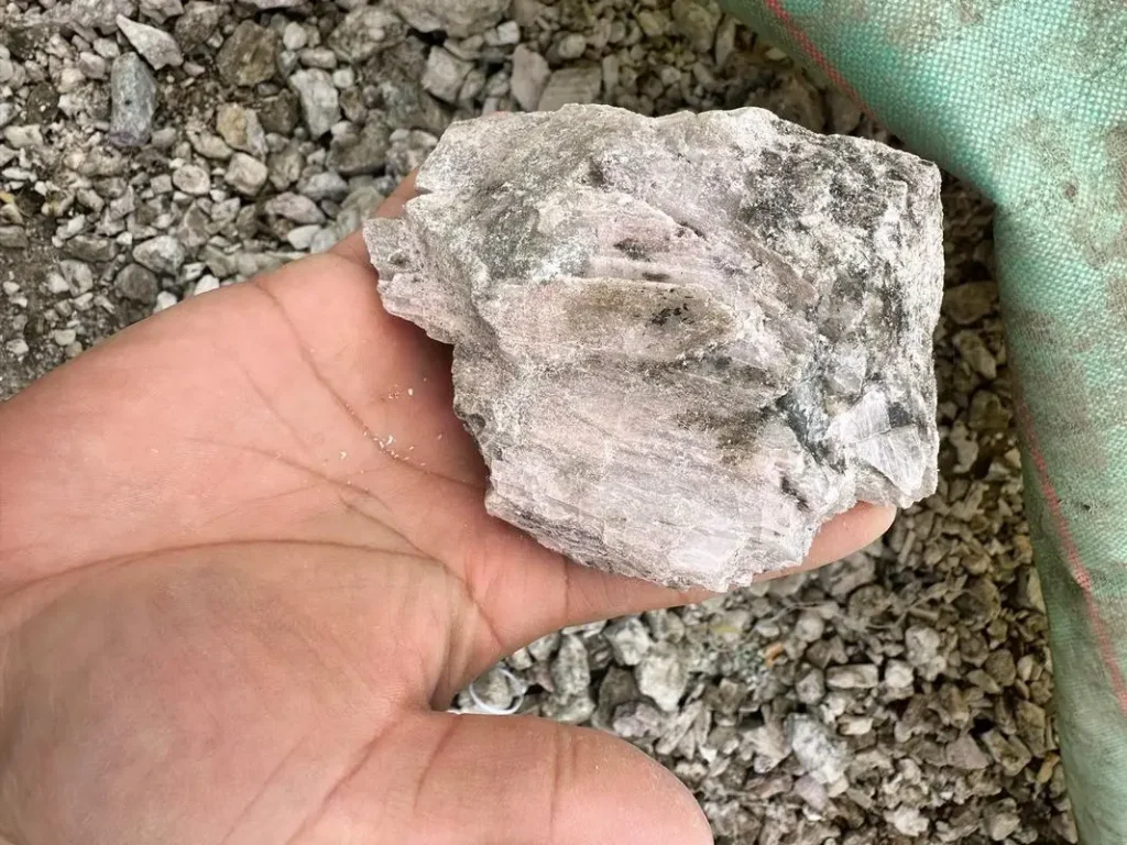 Escoria de mica y litio